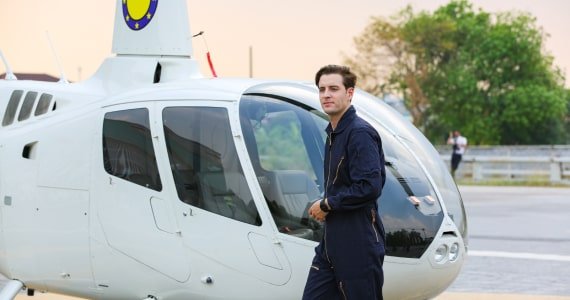 Piloto frente a helicoptero